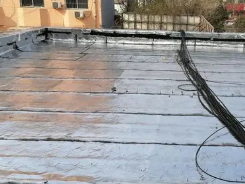 东兰卫生间漏水维修公司分享下东兰屋面楼顶防水刚性防水层施工要点。